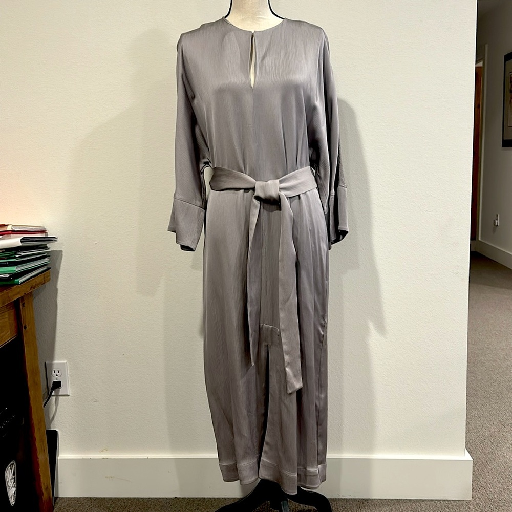 Elegant Long-Sleeve Gray Midi Dress with Waist Tie